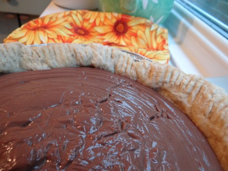 I still like to "decorate" my chocolate pies so that it lives up to its name.